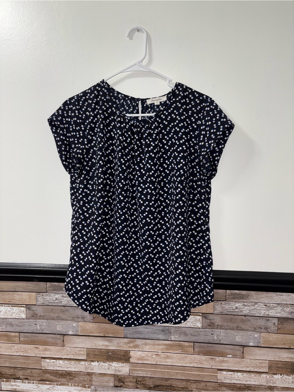 Women’s Monday Fun Blue Floral Print Short Sleeve Shirt Size Medium